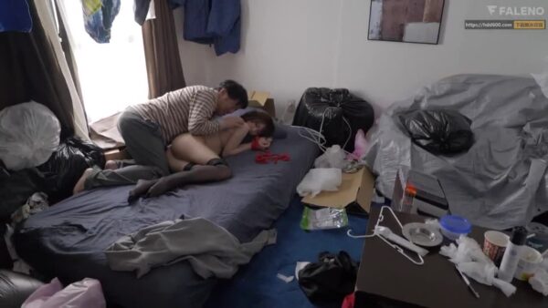 Gã gần nhà biến thái thường xuyên nghe tiếng rên của đôi vợ chồng trẻ cạnh bên