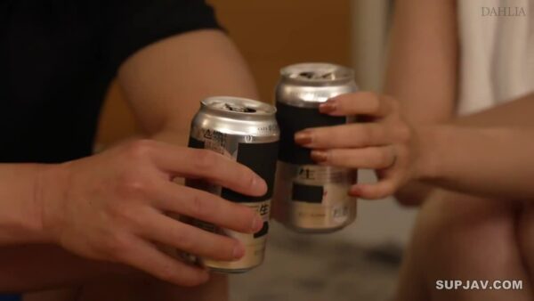 Lén nhìn chị nhà sát bên ngon đang tắm