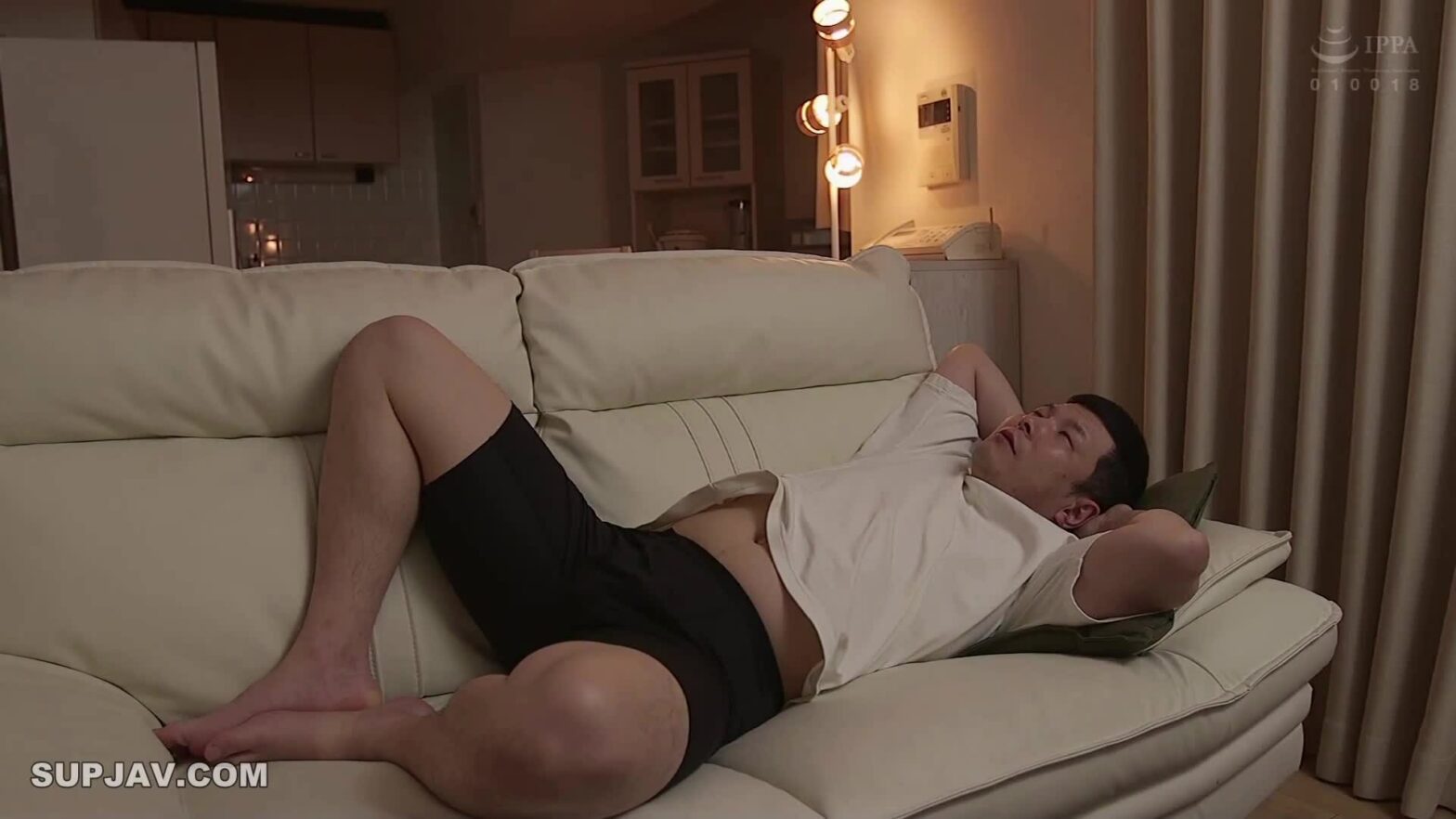 Nhờ ông anh hàng xóm làm tình lúc chồng yêu đi công tác