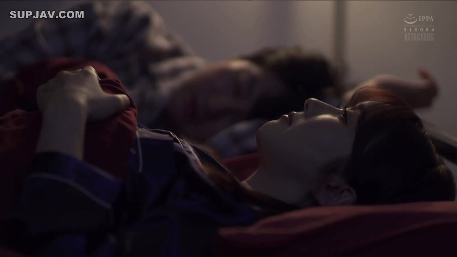 Anh xã đi bàn việc làm ăn để vợ yêu ở nhà cho bố chăm sóc