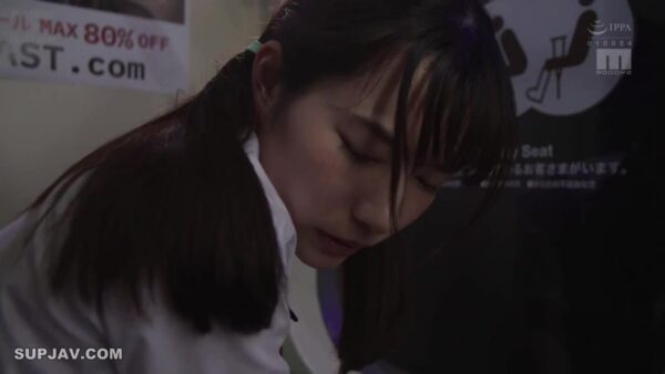 Em học sinh nữ bị dí tập thể trên chuyến tàu điện bị gặp sự cố